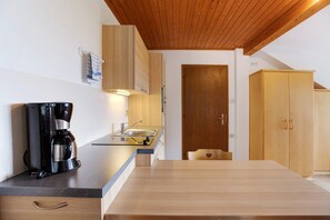 Kylskåp, mikrovågsugn, spishäll och kaffe- och tebryggare