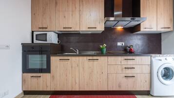 Frigorifero, microonde, forno, piano cottura