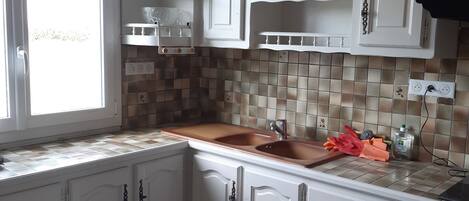 Refrigerador, microondas, parrilla de estufa y cafetera y tetera