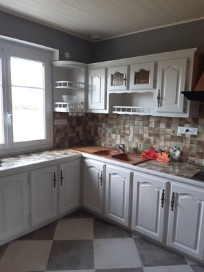 Kühlschrank, Mikrowelle, Herdplatte, Wasserkocher mit Kaffee-/Teezubehör