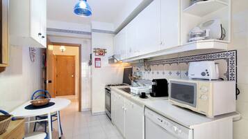 Frigorífico, microondas, horno y placa de cocina