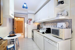 Frigorífico, microondas, horno y placa de cocina