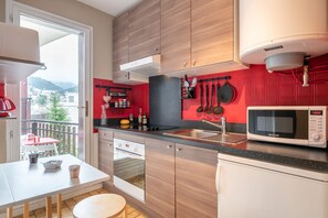 Frigorifero, microonde, forno, piano cottura