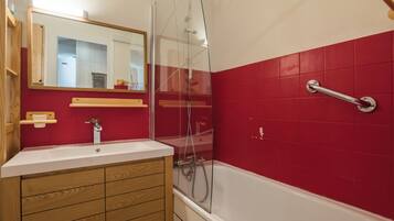 Tina, secadora de cabello, toallas