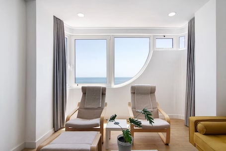 Interior. Holiday Apartment 'Moderno E Renovado T2' with Sea View, Balcony & Wi-Fi