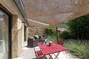 Outdoor dining - Holiday Gîte 'T1 Ardeche Vesseaux' with Mountain View, Shared Garden & Wi-Fi (Vesseaux)