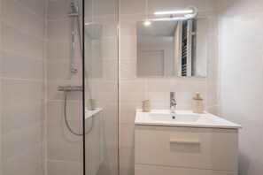 Dusche, Haartrockner, Handtücher