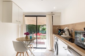 Refrigerador, microondas, horno, placa de cocina