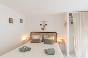 1 bedroom, iron/ironing board, free WiFi, bed sheets - Holiday Gîte 'T1 Ardeche Vesseaux' with Mountain View, Shared Garden & Wi-Fi (Vesseaux)