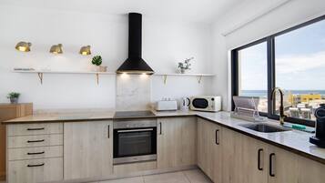 冰箱、微波炉、烤箱、炉灶