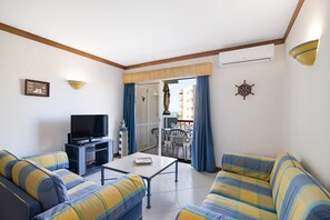 TV - Apartment 'T2 Com Piscina Centro Vilamoura' with Sea View, Wi-Fi and Air Conditioning (Vilamoura)