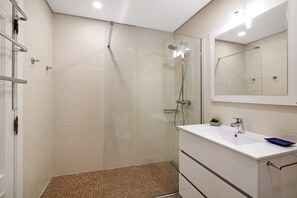 Douche, sèche-cheveux, serviettes fournies