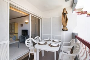 Outdoor dining - Apartment 'T2 Com Piscina Centro Vilamoura' with Sea View, Wi-Fi and Air Conditioning (Vilamoura)