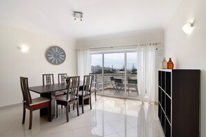 Dining - Apartment 'Vilamoura Marina' with Shared Pool, Wi-Fi and Air Conditioning (Vilamoura)