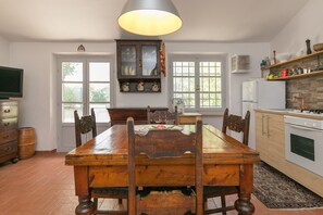 Réfrigérateur, four, plaque de cuisson, cafetière/bouilloire