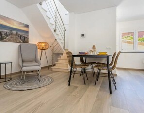 Dining - Villa 'Casa Da Madou' with Terrace & Wi-Fi (Setúbal)