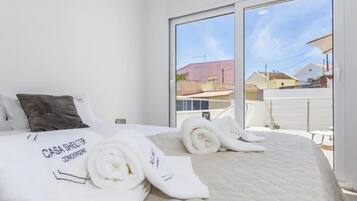 2 bedrooms, iron/ironing board, free WiFi, bed sheets