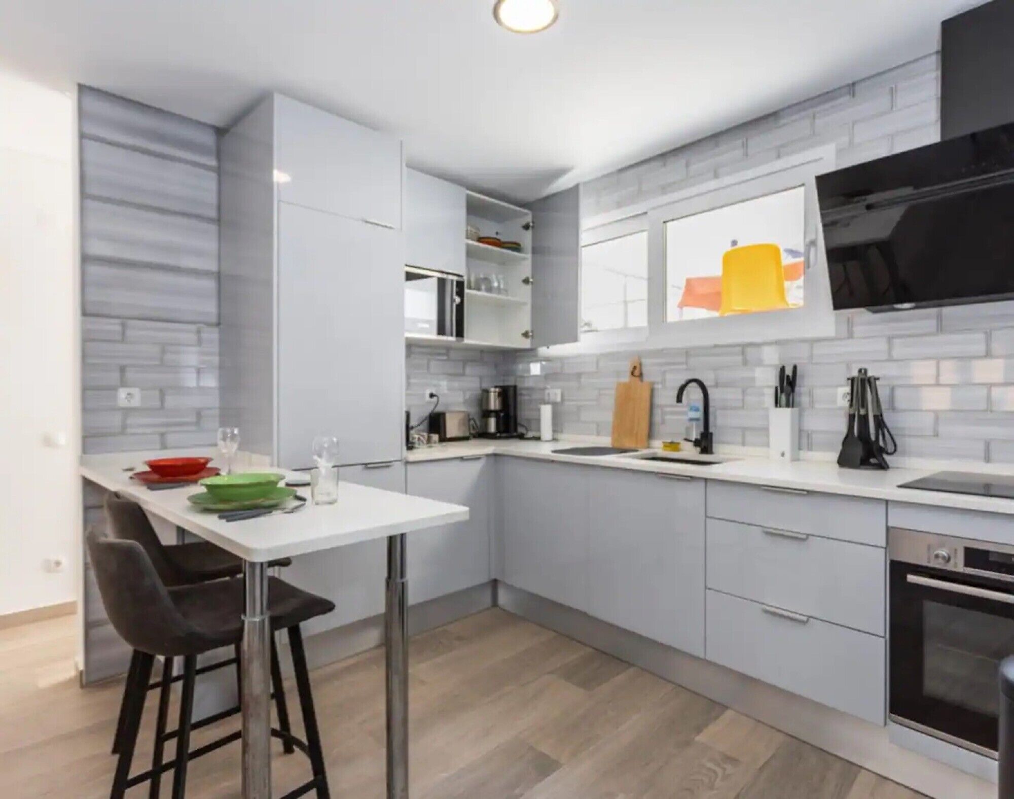 Jääkaappi, mikroaaltouuni, uuni, liesi