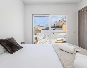 2 bedrooms, iron/ironing board, free WiFi, bed sheets - Villa 'Casa Da Madou' with Terrace & Wi-Fi (Setúbal)