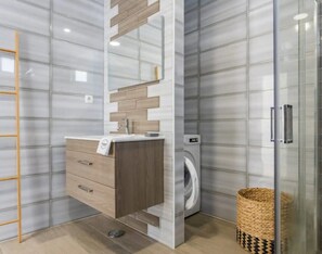 Ducha, secador de pelo y toallas