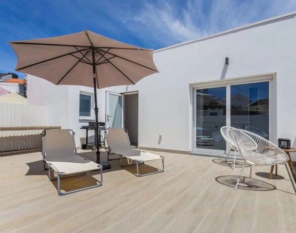 Outdoor dining - Villa 'Casa Da Madou' with Terrace & Wi-Fi (Setúbal)