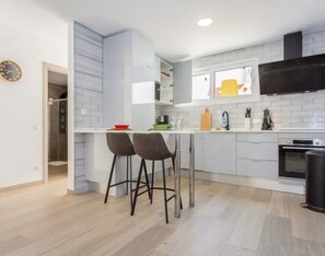 Geladeira, micro-ondas, fogão, cooktop