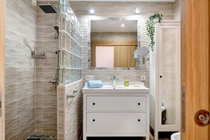 Een douche, een haardroger, handdoeken