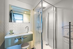 Shower, hair dryer, towels - Studio Apartment 'Vue Mer 15m De La Plage' with Sea View and Wi-Fi (Plobannalec-Lesconil)