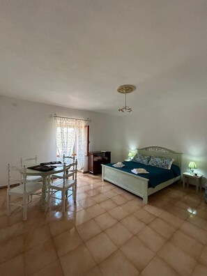 3 slaapkamers, een strijkplank/strijkijzer, gratis wifi, beddengoed