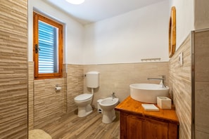 Regadera, secadora de cabello, toallas 