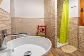 Ducha, secador de pelo, toallas