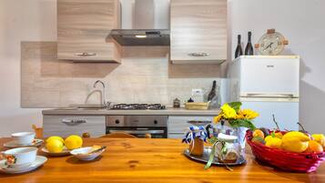 冷蔵庫、オーブン、コンロ、調理器具と食器