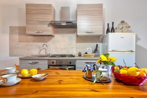 Réfrigérateur, four, plaque de cuisson