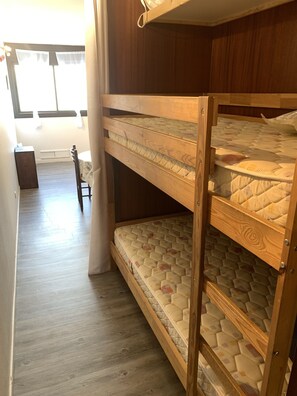 1 chambre, fer et planche à repasser