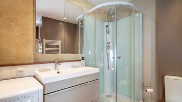 Douche, articles de toilette gratuits, sĂšche-cheveux