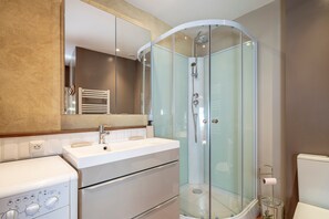 Dusche, kostenlose Toilettenartikel, Haartrockner, Handtücher