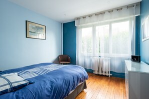 5 bedrooms, iron/ironing board, free WiFi, bed sheets - Holiday Home 'Grande Maison Familliale' with Private Terrace, Private Garden and Wi-Fi (Coulogne)