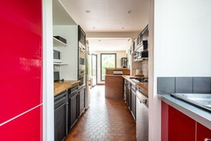 Fridge, microwave, oven, stovetop - Holiday Home 'Grande Maison Familliale' with Private Terrace, Private Garden and Wi-Fi (Coulogne)