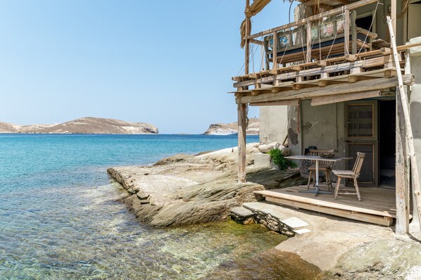 Outdoor dining - Holiday Home 'The Fishermans Experience' with Sea View, Private Terrace and Balcony (Tinos)