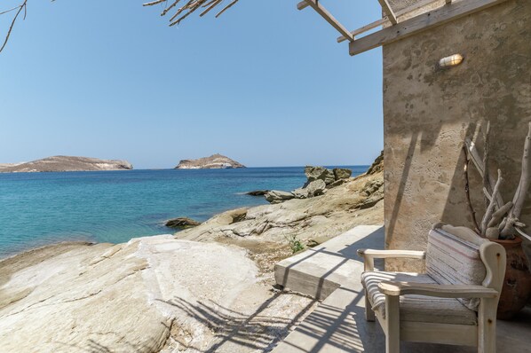 Property grounds - Holiday Home 'Magical Retreat' with Sea View, Private Terrace and Balcony (Tinos)