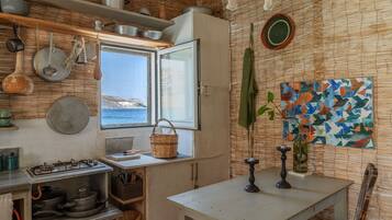 Kühlschrank, Herdplatte, Wasserkocher mit Kaffee-/Teezubehör