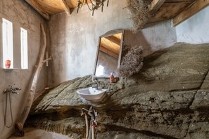 Douche, sèche-cheveux, serviettes fournies