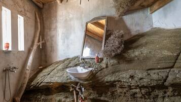 Regadera, secadora de cabello, toallas