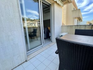 Outdoor dining - Seaside Studio in Cavalaire: Terrace, Parking, Steps to Beach (Cavalaire-sur-Mer)