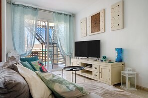 TV - Apartment 'Atico Pepe Y Rosi' with Sea View, Wi-Fi and Air Conditioning (Cunit)