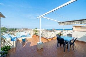 Outdoor dining - Apartment 'Atico Pepe Y Rosi' with Sea View, Wi-Fi and Air Conditioning (Cunit)