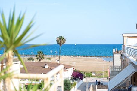 Enceinte de l’hébergement. Appartement 'Atico Pepe Y Rosi' avec vue sur mer, Wi-Fi et climatisation