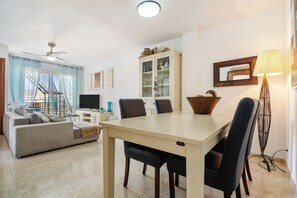 TV - Apartment 'Atico Pepe Y Rosi' with Sea View, Wi-Fi and Air Conditioning (Cunit)