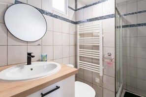 Regadera, amenidades de baño gratuitas, secadora de cabello 