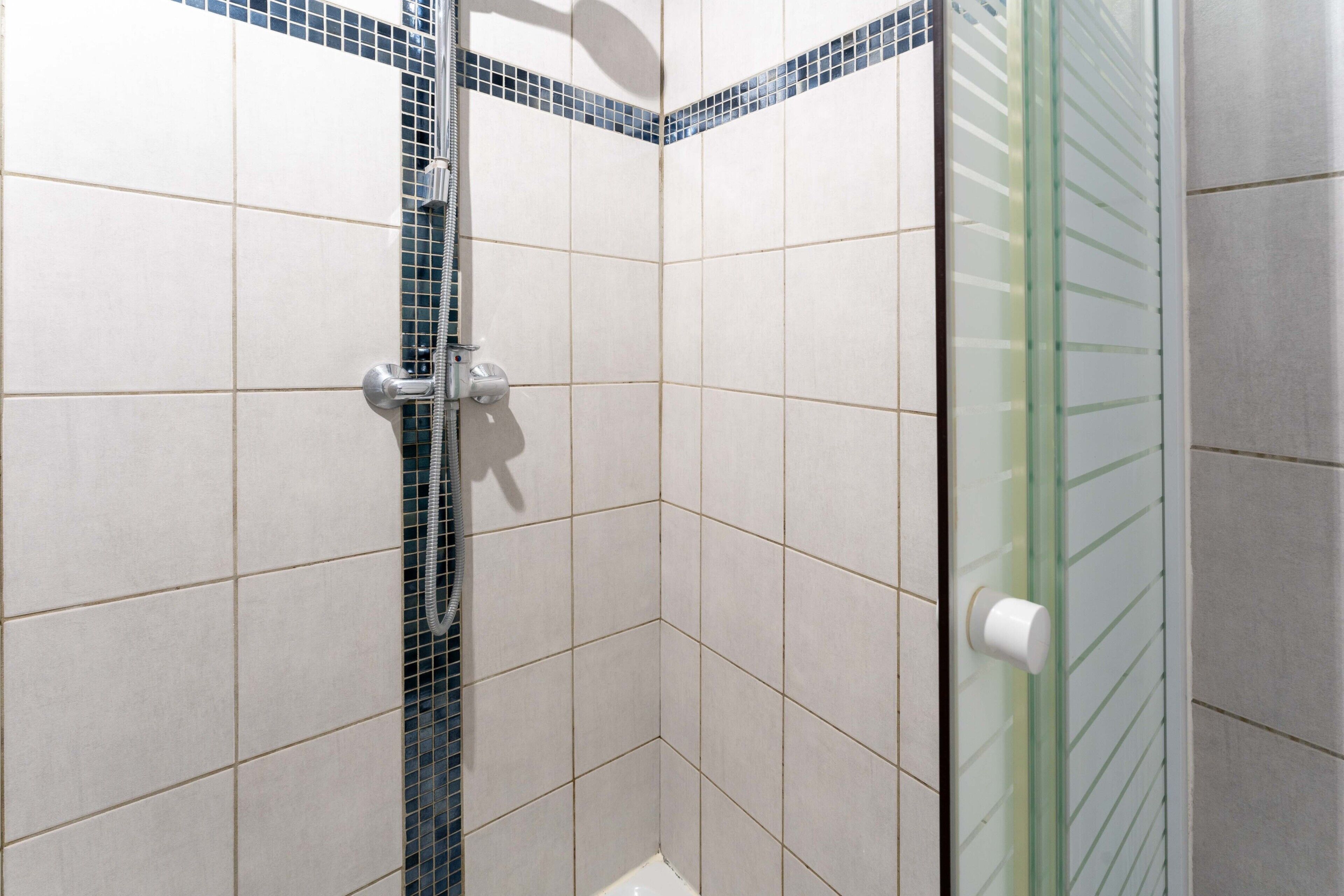 Regadera, amenidades de baño gratuitas, secadora de cabello 